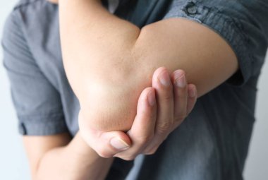 Erkekler dirseklerini tutmak için ellerini kullanır ve dirseklerinde ağrı vardı. Acı verici Sağlık ve Tıbbi Konseptler