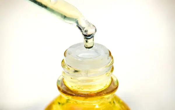 Tropfen Serum Collagen Feuchtigkeitscreme Des Gesichts Klare Gelbe Flasche Weiches lizenzfreie Stockfotos