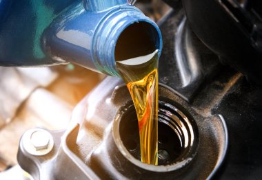 Motor otomobiline yakıt ikmali ve yağ kalitesi aktarım ve onarım ekipmanları. Enerji yakıt kavramı..