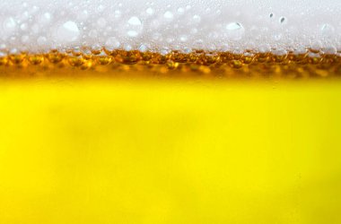 Arka planda bira köpüklü soğuk biralar partide bardağın üstünde