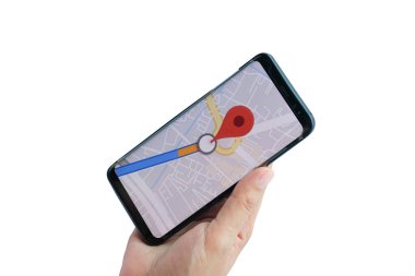 İnsan akıllı telefonu açık uygulama GPS haritasını elinde tutarken teknoloji ve yol trafiği kavramı