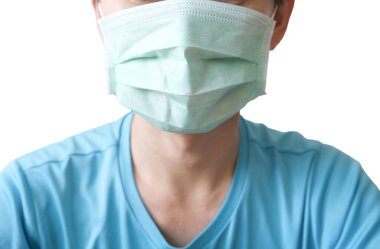 Grip olan ve hapşıran bir adam, burun akışını önlemek için koruyucu maske kullanır..