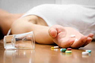 Men have pain In his hand holds an overdose. Health concepts and treatments