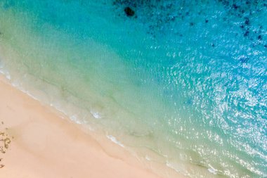 Sahilin yüksek açılı manzarası ve yazın güzel deniz.