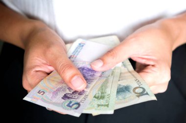 İş kadını, Çin yuanı, ekonomik ve finansal kavramları elinde tutuyor..