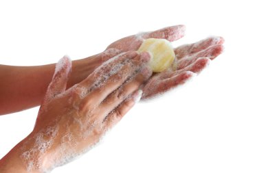Güzel kadınların elleri, deriyi yıkamak için ellerini köpükle yıkar ve ellerindeki mikroplardan ve virüslerden korunmak için ellerinden su akar. beyaz bir arka planda sağlık ve güzellik