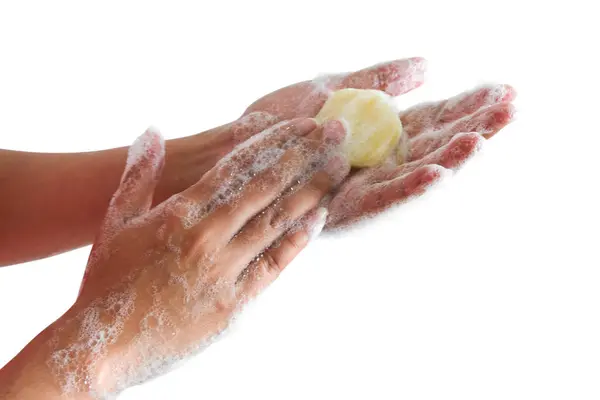 漂亮女人的手用泡沫洗手 洗净皮肤 水从手上流过 防止手上的细菌和病毒 在白人背景下的健康与美丽 免版税图库图片