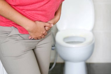 Tuvalette oturan adam. Banyoda, evi kabızlık, ishal, gıda zehirlenmesi, sağlık ve tıbbi kavramlardan memnun değil..