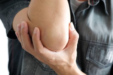 Erkekler dirseklerini tutmak için ellerini kullanır ve dirseklerinde ağrı vardı. Acı verici Sağlık ve Tıbbi Konseptler