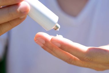 Kadının eli, steroid kullanıyor. Dış tipi uygula.