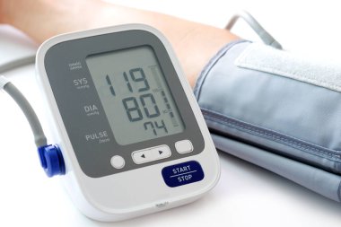 Kan basıncı monitörünü ve kalp atış hızı monitörünü dijital basınç göstergesiyle kontrol edin. Sağlık ve Tıp Konsepti