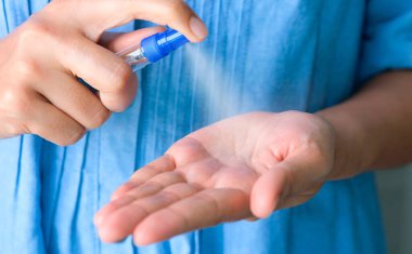 Ellerini temizliyor ve bulaşıcı hastalıkların bulaşmasını önlemek için mikropları alkol jeliyle öldürüyor. Ve Coronavirus covid-19 'un önlenmesi.