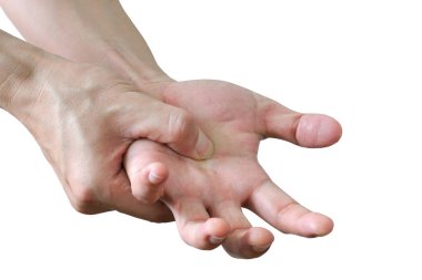 Genç adamın elleri ağrılı ve parmaklarında yara var. Sağlık konsepti.