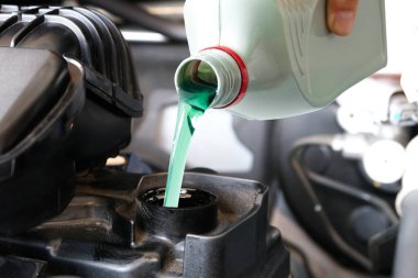 Motor otomobiline yakıt ikmali ve yağ kalitesi aktarım ve onarım ekipmanları. Enerji yakıt kavramı..