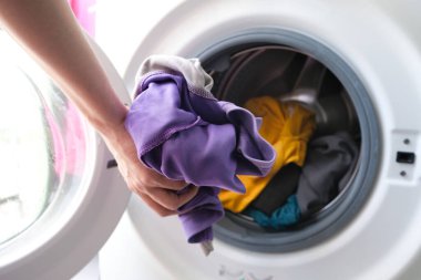 Kadın eli çamaşır yıkama makinesini al. Temiz ve sağlıklı kavramlar.