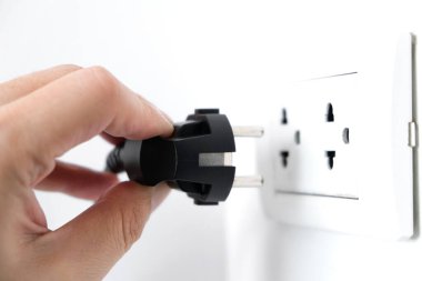 Elektrik Cihazları 'nın Eli fişi çekiyordu. Fişi çek. Çalışma saatlerinde ofisinde. Enerji Tasarruf Kavramları ve Teknolojileri