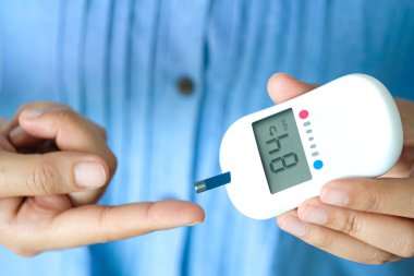 İnsanların elleri diyabet ve yüksek kan şekeri monitörlerini dijital basınç göstergesi ile kontrol ediyor. Sağlık ve Tıp Konsepti