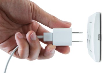 Elektrik Cihazları 'nın Eli fişi çekiyordu. Fişi çek. Çalışma saatlerinde ofisinde. Enerji Tasarruf Kavramları ve Teknolojileri