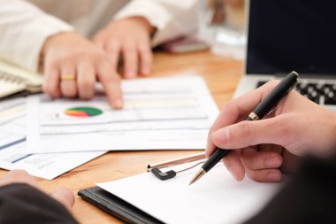 Business Man 's Hand Plak iş ortakları, ilişkiler, gelecekteki ticaret ve yatırım hedeflerine ulaşmak için iş ortakları ile iş toplantıları.