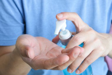 Bir kadın Coronavirus covid-19 'a karşı ellerini alkol jeliyle temizler..