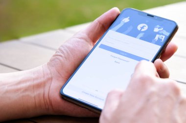 5 Ağustos 2019 'da Bangkok, Tayland' lı gençler bilgisayarlı internet kullanıyor. Facebook sosyal ağ hizmeti. Dünyadan bilgi almak için internette dolaşıyor..