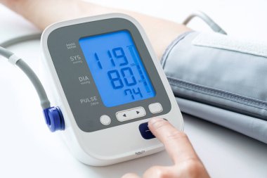 Kan basıncı monitörünü ve kalp atış hızı monitörünü dijital basınç göstergesiyle kontrol edin. Sağlık ve Tıp Konsepti