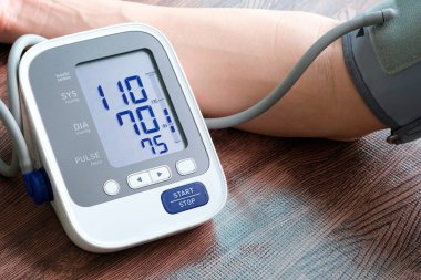 Kan basıncı monitörünü ve kalp atış hızı monitörünü dijital basınç göstergesiyle kontrol edin. Sağlık ve Tıp Konsepti