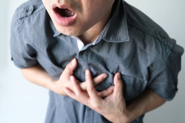 Kalp krizi, yatak odasında göğüs ağrısı. Sağlık konsepti.