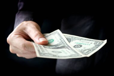 İş adamı elini tutuyor.