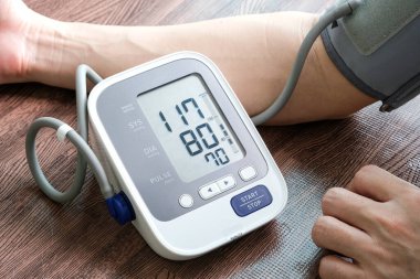 Kan basıncı monitörünü ve kalp atış hızı monitörünü dijital basınç göstergesiyle kontrol edin. Sağlık ve Tıp Konsepti