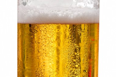 Bira köpüklü soğuk biralar Partide bardağın üstünde