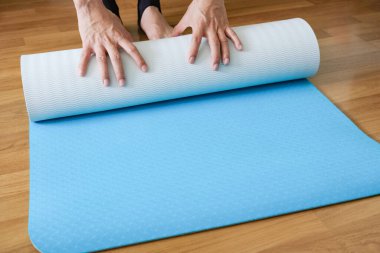 Mavi yoga hasırları yüzme havuzunda yoga yapıyor.