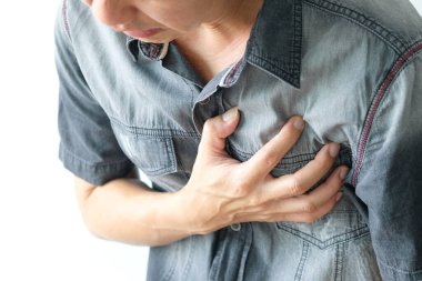 Kalp krizi, yatak odasında göğüs ağrısı. Sağlık konsepti..