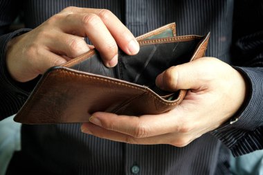 Delikanlının eli cebini açtı, iş cüzdanında para yoktu, fakirlik kavramı vardı.,