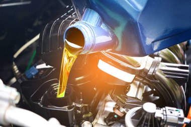 Motor otomobiline yakıt ikmali ve yağ kalitesi aktarım ve onarım ekipmanları. Enerji yakıt kavramı..