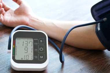 Kan basıncı monitörünü ve kalp atış hızı monitörünü dijital basınç göstergesiyle kontrol edin. Sağlık ve Tıp Konsepti