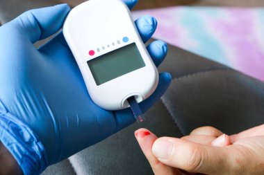 İnsanların elleri diyabet ve yüksek kan şekeri monitörlerini dijital basınç göstergesi ile kontrol ediyor. Sağlık ve Tıp Konsepti