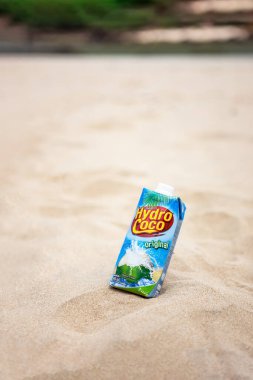 Banyuwangi, Doğu Java - Endonezya 10 Mart 2023: Doğal hindistan cevizi suyu içeceği olan paketlenmiş hindistancevizi hindistan cevizli hindistan cevizli hindistan cevizinin yakın plan fotoğrafı