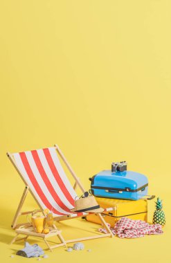 Sarı ve mavi valizli, plaj sandalyesi ve sarı arka planda seyahat aksesuarları. Yaz seyahati konsepti, 3D model ve illüstrasyon.