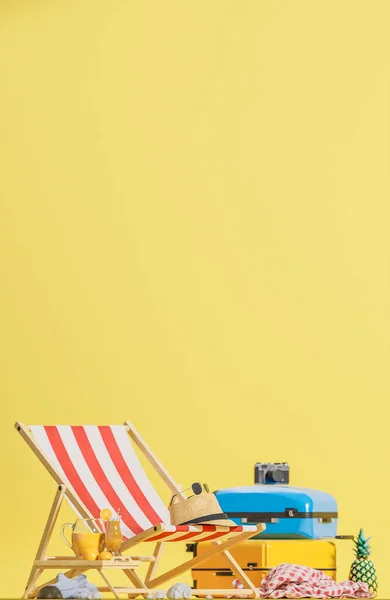 Желтый Синий Чемодан Пляжным Шезлонгом Туристическими Принадлежностями Желтом Фоне Концепция Стоковая Картинка