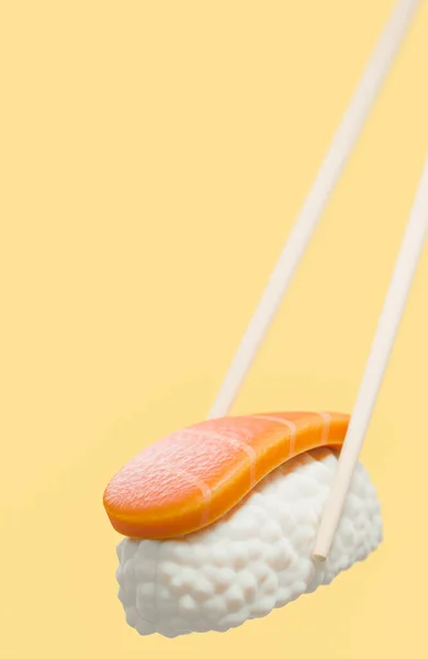 Bacchette Che Tengono Sushi Sfondo Giallo Cibo Giapponese Tradizionale Modello — Foto Stock
