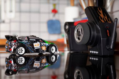 Vericili ve lipo pilli dört çeker araba. Çocuklar için hızlı telsiz kontrol aracı. Banggood tarafından satılan marka WL oyuncakları.