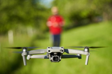Nurtingen, Almanya - 29 Mayıs 2021: Drone dji Air 2. Gri multikopter, hırslı fotoğrafçılar ve videograflar için tek çözüm. Ön görünüm.