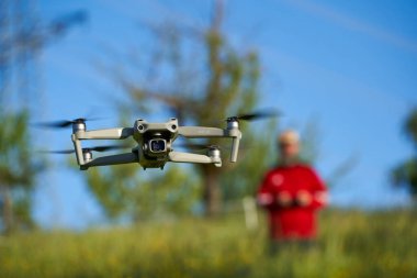 Nurtingen, Almanya - 29 Mayıs 2021: Drone dji Air 2. Gri multikopter, hırslı fotoğrafçılar ve videograflar için tek çözüm. Ön manzara. Almanya