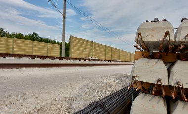 Demiryolu uyuyanlarına ve yapısal çeliğe yakın çekim. ICE yüksek hız hattı. Ulm, Wendlingen, A8.