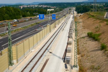 ICE yüksek hız hattı. A8 Otoyolu 'nda yeni demiryolu inşaatı. Wendlingen, Ulm.