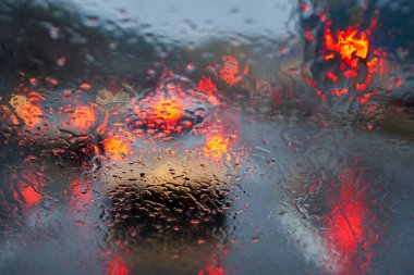 Kötü havada trafik vardı. Yağmur damlalı ön cam.