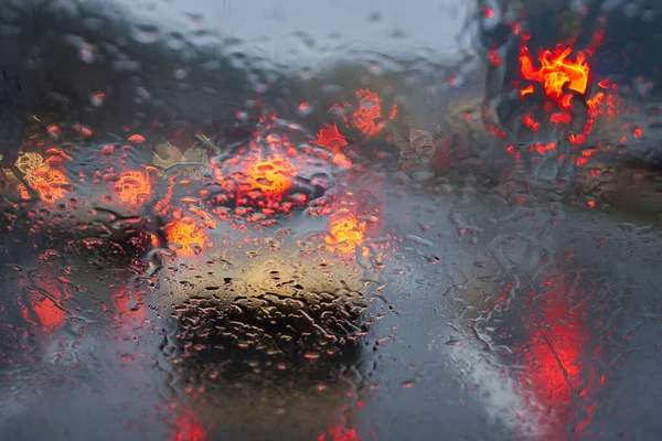 Kötü havada trafik vardı. Yağmur damlalı ön cam.