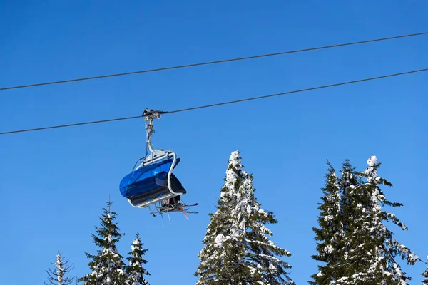 Kolejka Linowa Niebieskim Niebem Kolejka Linowa Przewozi Zimowych Narciarzy Snowboardzistów — Zdjęcie stockowe