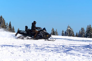 Feldberg, Almanya - 08 Şubat 2023: Kar aracı Polaris Titan 800. Aşırı çalışma koşulları altında evrensel kullanım aracı. Kara Orman 'da kış. Kayak yamacında sürüyorum..